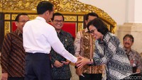 Ini momen saat Presiden Jokowi salami Menkeu Sri Mulyani, yang baru saja dinobatkan sebagai menteri terbaik di dunia.