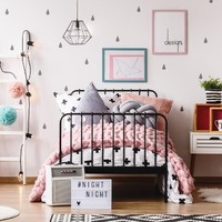 Simplisitas dan ringan akan banyak terlihat sekarang ini. Warna natural dan putih bakal jadi tren besar. Sebenarnya tren ini cocok untuk kamar anak karena Anda bisa lebih mudah menambahkan warna-warna terang sebagai aksen, saran Kristy. Foto: Thinkstock