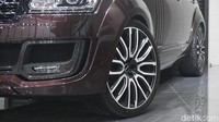Pada bagian kaki-kaki, ada pelek berwarna matt black 10/X 23/RS650 yang dikawinkan dengan ban ukuran 305X 30 X23 continental menyempurnakan tampilan mobil ini, tidak luput bagian kaliper rem dicat ulang yang membuat warna yang kontras di setiap sudutnya, juga knalpot stainless steel pac car yang mengkilap di bumper belakang. Istimewa/Project Kahn.