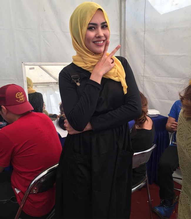 Kartika Putri mantap berhijab tahun ini, bahkan berusaha keras menghapus foto-foto lamanya. Saya memohon dengan kerendahan hati ini, meminta teman-teman untuk membantu menghapus foto-foto saya yang tidah berhijab, tulisnya di Instagram. Foto: Instagram/KartikaPutriWorld