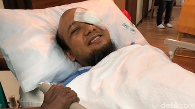 Foto: Senyum Novel Baswedan Usai Jalani Operasi Mata Kiri