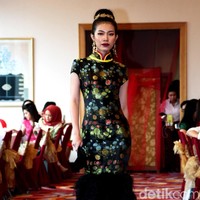 Fashion show Trilogy of Chinese Story’ karya tiga desainer Indonesia yakni Anaz, Yudhistira dan Yosep Sinudarsono yang memamerkan koleksi cheongsam di Pearl Chinese Restaurant,  JW Marriott Hotel Jakarta. Kamis [8/2/2018]. Foto: Mohamamd Abduh/Wolipop. Foto: Mohammad Abduh/Wolipop