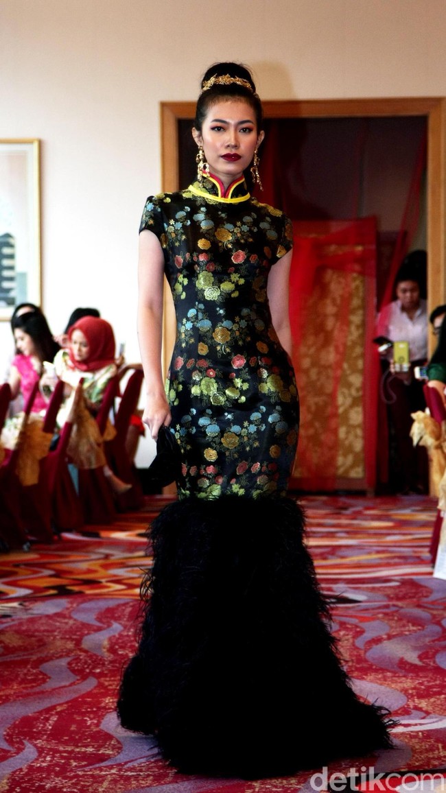 Fashion show Trilogy of Chinese Story’ karya tiga desainer Indonesia yakni Anaz, Yudhistira dan Yosep Sinudarsono yang memamerkan koleksi cheongsam di Pearl Chinese Restaurant,  JW Marriott Hotel Jakarta. Kamis [8/2/2018]. Foto: Mohamamd Abduh/Wolipop. Foto: Mohammad Abduh/Wolipop
