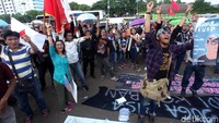 Massa memprotes sejumlah pasal yang ada di RUU KHUP seperti Pasal Penghinaan Presiden. Menurut mereka, pasal itu sama saja ingin membungkam kritik.