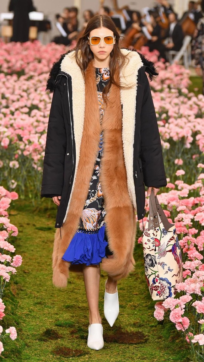 Koleksi terbaru Tory Buch ini dipamerkan di New York Fashion Week 2018, Bridge Market, New York City, Jumat (9/2/2018). (Photo by Slaven Vlasic / Getty Images)