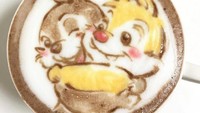 Ah, gemesnya! Ini ekspresi Chip and Dale yang berpelukan mesra di atas busa susu ini. Foto: Instagram Nowtoo Sugi