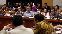 Rapat dipimpin langsung oleh Ketua Komisi III DPR Kahar Muzakir. Rapat disebutkan membahas sejumlah hal terkait kinerja KPK.