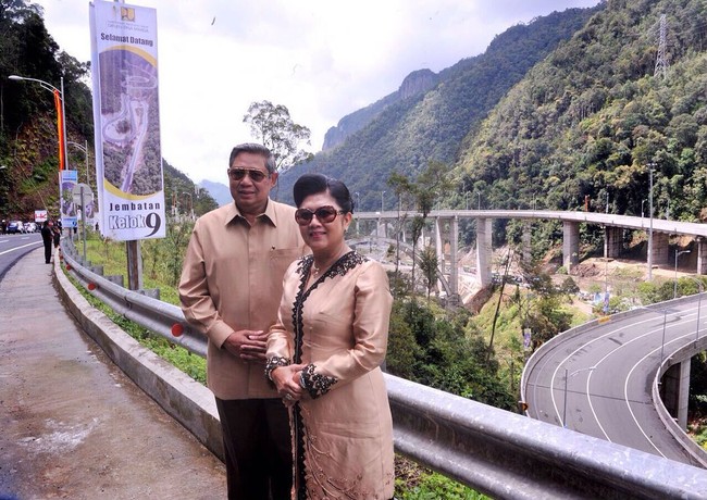 Berpose dengan latar belakang jembatan Kelok 9, Payakumbuh, SBY dan Bu Ani sama-sama mengenakan busana berwarna cokelat. SBY memakai kemeja cokelat, sedangkan Bu Ani mengenakan kebaya dengan aksen bordir hitam. Foto: Dok. Instagram Ani Yudhoyono