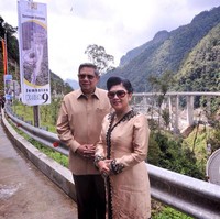 Berpose dengan latar belakang jembatan Kelok 9, Payakumbuh, SBY dan Bu Ani sama-sama mengenakan busana berwarna cokelat. SBY memakai kemeja cokelat, sedangkan Bu Ani mengenakan kebaya dengan aksen bordir hitam. Foto: Dok. Instagram Ani Yudhoyono
