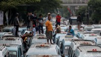 Sopir angkot yang melakukan demo adalah mikrolet 44 dan Dian Mitra.