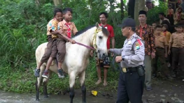 Berjasa Bantu Anak Sekolah dengan Kudanya, Polisi Ini Dapat Penghargaan