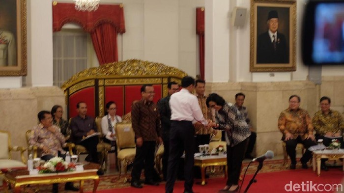 Buka Sidang Kabinet, Jokowi Salami Menteri Terbaik Dunia Sri Mulyani