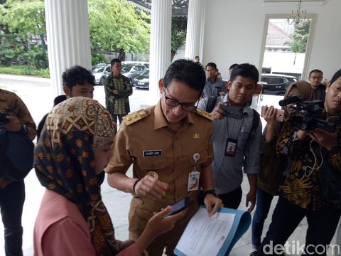 Terima Aduan Warga Tunawicara, Sandiaga Gunakan Bahasa Isyarat