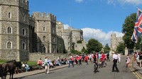 Mereka akan melewati jalan Castle Hill terlebih dahulu. 