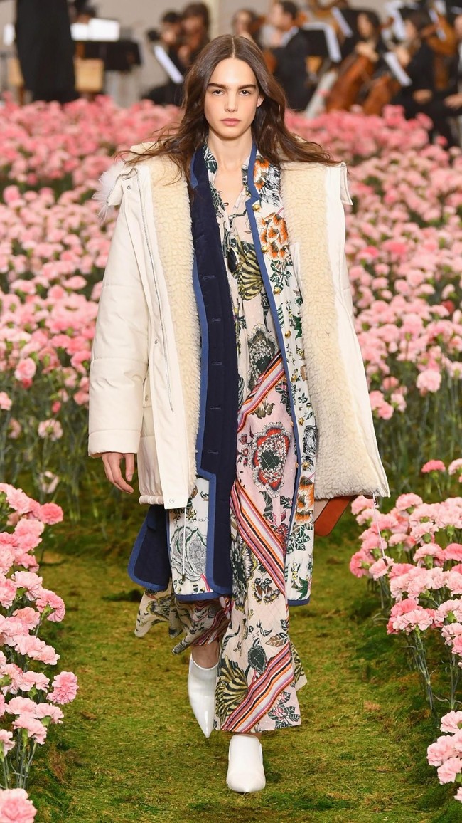 Koleksi terbaru Tory Buch ini dipamerkan di New York Fashion Week 2018, Bridge Market, New York City, Jumat (9/2/2018). (Photo by Slaven Vlasic / Getty Images)