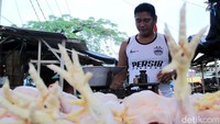 Penjual ayam potong mengeluhkan penurunan harga ayam potong tak sejalan dengan peningkatan atau antusias pembeli.