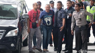 Bersandal Jepit, Penyuap Marianus Sae Digelandang ke KPK