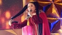 Penyanyi berusia 51 tahun itupun memainkan rambut panjangnya.