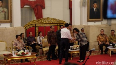 Foto: Jokowi Beri Selamat ke Sri Mulyani Menteri Terbaik Dunia