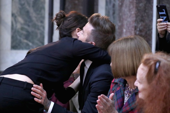  Suaminya, David Beckham, tentu saja tak luput dari ciuman Victoria. David bahkan memberikan gestur mesranya dengan menaruh tangannya di pinggul Victoria. (Foto: JP Yim/Getty Images)