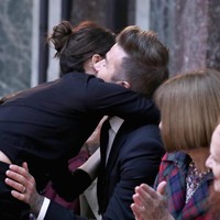  Suaminya, David Beckham, tentu saja tak luput dari ciuman Victoria. David bahkan memberikan gestur mesranya dengan menaruh tangannya di pinggul Victoria. (Foto: JP Yim/Getty Images)