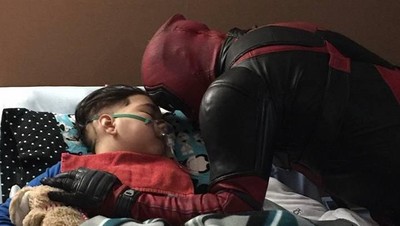 Real Hero! Kisah Sedih Cosplayer Deadpool dan Anak Pengidap Kanker