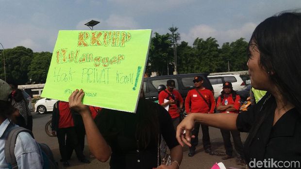 Tolak RUU KUHP, Aliansi Masyarakat Sipil Aksi di Depan Gedung DPR