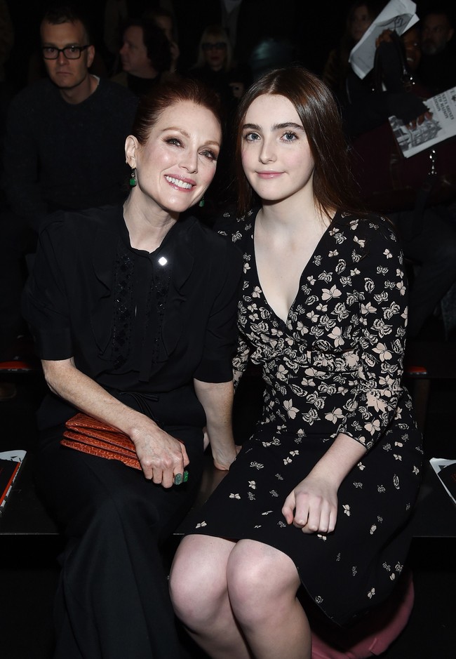 Julianne Moore dan putrinya, Liv Freundlich, saat menghadiri fashion show Bottega Veneta, Jumat (9/2/2018). (Foto: Getty Images)