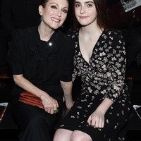 Julianne Moore dan putrinya, Liv Freundlich, saat menghadiri fashion show Bottega Veneta, Jumat (9/2/2018). (Foto: Getty Images)