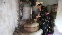 Saat malam tiba, mereka akan masak dengan perapian terbuka. Hal ini juga menjadi penerang di kala malam. Untuk mengolah bahan makanan seperti tepung pun dibuat secara tradisional. (Abduljabbar Zeyad/Instagram)