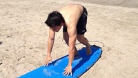 Randy ternyata juga suka olahraga. Selain muay thai, aktor tampan ini pernah latihan surfing di Beach Lounge Pro Surf, Bali. (randpunk/Instagram)
