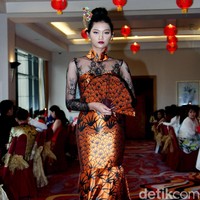 Fashion show Trilogy of Chinese Story’ karya tiga desainer Indonesia yakni Anaz, Yudhistira dan Yosep Sinudarsono yang memamerkan koleksi cheongsam di Pearl Chinese Restaurant,  JW Marriott Hotel Jakarta. Kamis [8/2/2018]. Foto: Mohamamd Abduh/Wolipop. Foto: Mohammad Abduh/Wolipop