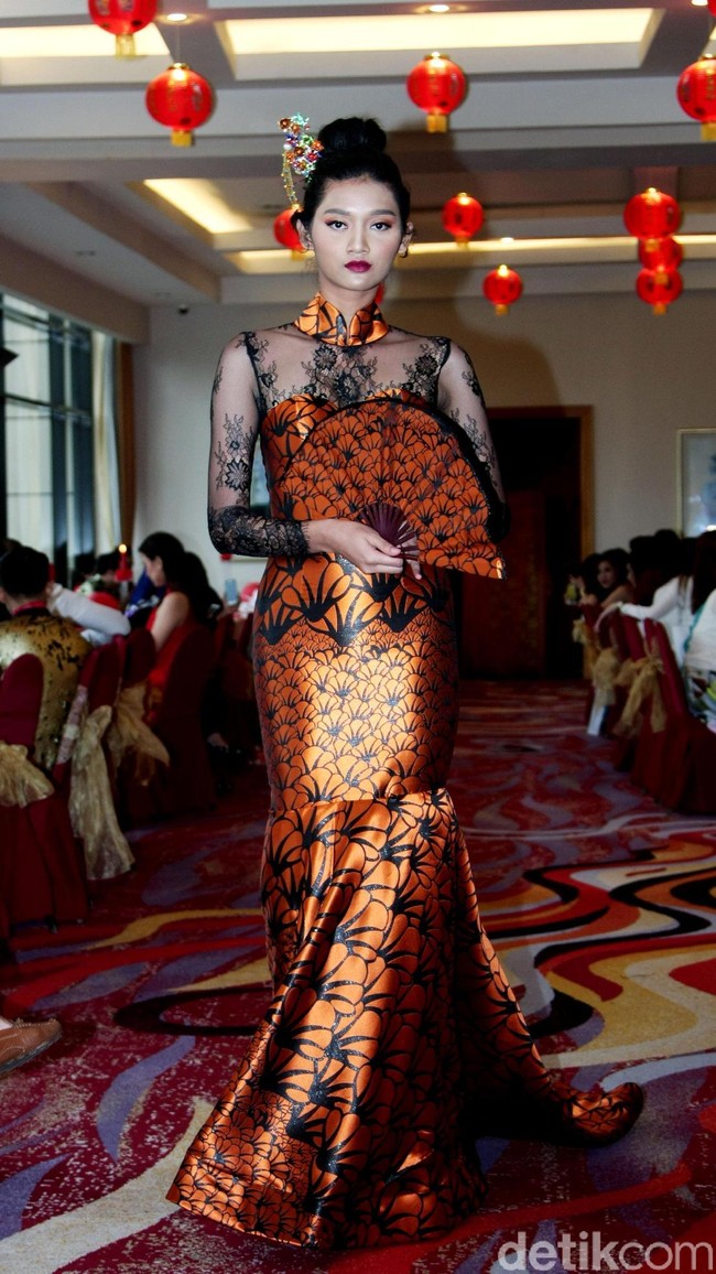 Fashion show Trilogy of Chinese Story’ karya tiga desainer Indonesia yakni Anaz, Yudhistira dan Yosep Sinudarsono yang memamerkan koleksi cheongsam di Pearl Chinese Restaurant,  JW Marriott Hotel Jakarta. Kamis [8/2/2018]. Foto: Mohamamd Abduh/Wolipop. Foto: Mohammad Abduh/Wolipop