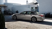 Lexus Indonesia optimistis hadirnya LS 500 yang menyandang predikat “The Long Awaited Lexus Flagship” akan menjadi sedan premium terbaik di pasar otomotif Tanah Air dengan semua fitur unggulan yang tersedia. Dok. Lexus Indonesia.
