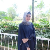 Saat idul fitri, Kartika Putri pun tampil cantik memakai hijab segiempat berwarna abu-abu. Ia memadukan hijabnya dengan dress berwarna biru dongker dengan sentuhan payet di bagian leher. Foto: Instagram