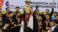 Firman Abdul Kholik didaulat jadi pemain pertama yang mengangkat trofi. Meski tak bermain di final, Firman jadi pahlawan yang meloloskan Indonesia ke partai puncak lewat kemenangan dramatis atas Lee Dong Keun (Korea) di semifinal. Foto: dok. Humas PBSI