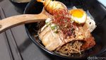 Rela Antre 1 Jam Demi Ramen Gaya Singapura yang Harganya Terjangkau!