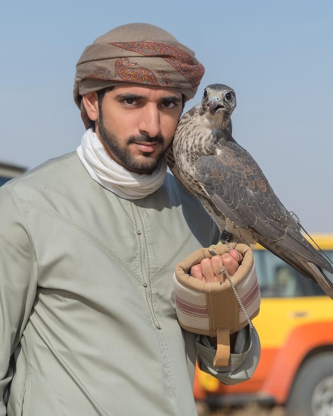 Sheikh Hamdan juga dikenal dengan nama Fazza. Nama tersebut sering dipakainya dalam mem-publish puisi-puisinya. Nama tersebut juga dipakai untuk nama Instagramnya.  Foto: Instagram