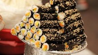 Bentuknya mirip dengan sushi akan tetapi ini dinamakan dengan kimbap. Makanan ini sering dinikmati sebagai camilan dengan isian sayur dan daging. Foto: iStock