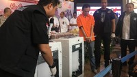 Foto: Tim kemudian tersangka Lim Toh Hing alias Onglay alias Mono, WN Malaysia, di Bandara Soekarno-Hatta tanggal 9 Februari 2018. Namun, dia ditembak mati karena berusaha kabur.Fotografer: Mei Amelia/detikcom