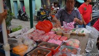 Di depan kelenteng, banyak juga penjual yang menjajakan dagangan untuk sajian para Dewa. Seperti makanan dan burung untuk dilepas yang mengartikan peruntungan dan kesejahteraan (Shinta/detikTravel)