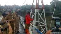 Foto: Anies dan Bima lalu ke jembatan yang berada tepat di atas bendungan. Mereka tampak berbincang. (Zhacky-detikcom)