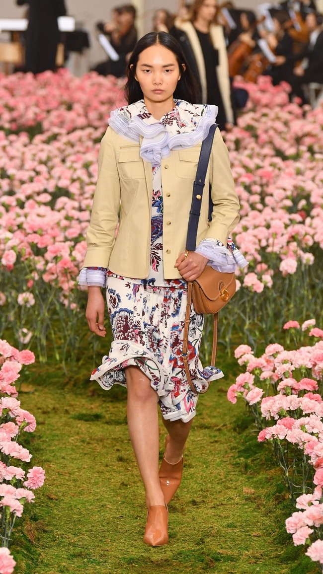 Koleksi terbaru Tory Buch ini dipamerkan di New York Fashion Week 2018, Bridge Market, New York City, Jumat (9/2/2018). (Photo by Slaven Vlasic / Getty Images)