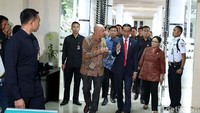 Jokowi didampingi Menlu Retno LP Marsudi dan Menko Polhukam Wiranto.