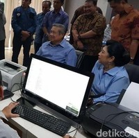 Kekompakan SBY dan Bu Ani dalam berbusana ini benar-benar dilakukan keduanya dalam berbagai kesempatan. Termasuk ketika SBY membuat laporan ke polisi atas kasus pencemaran nama baik yang menurutnya dilakukan pengacara Setya Novanto, Firman Wijaya, terhadap dirinya. Saat mendatangi Bareskrim Polri pada 6 Februari 2018 kemarin, SBY dan Bu Ani kompak berbaju biru. Foto: Dok. Instagram Ani Yudhoyono