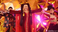 Mantan istri Ovy /rif itu terlihat ceria kala di atas panggung.