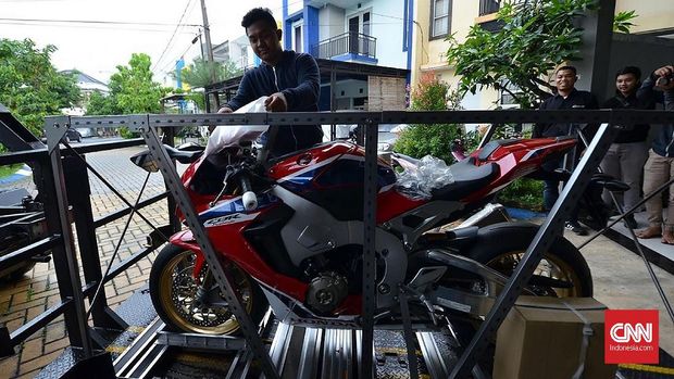 Fadillah membuka pembungkus sepeda motor senilai Rp700 juta.