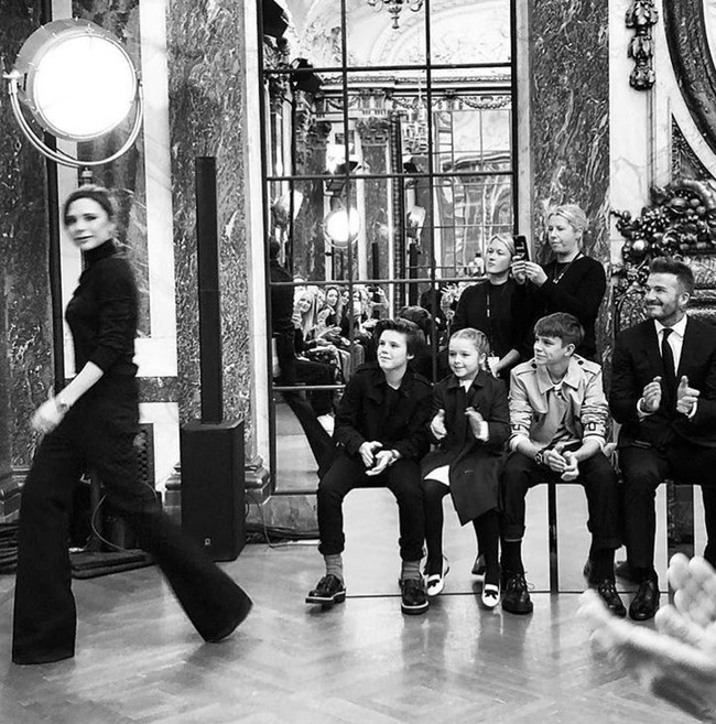 Di momen spesial itu, keluarga Victoria hadir untuk memberi dukungan. Mereka duduk di barisan depan. (Foto: Instagram/Victoria Beckham)