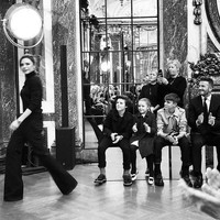 Di momen spesial itu, keluarga Victoria hadir untuk memberi dukungan. Mereka duduk di barisan depan. (Foto: Instagram/Victoria Beckham)