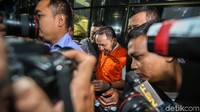 Rudy keluar gedung KPK dengan menggunakan rompi tahanan berwarna oranye.